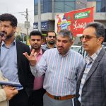 آماده سازی فضای شهری جهرم برای استقبال از عید نوروز  به گزارش روابط عمومی شورای اسلامی شهر جهرم، مهندس اوسط، شهردار جهرم از روند آماده سازی شهر برای استقبال از عید نوروز بازدید به عمل آوردند.  شهردار جهرم با اشاره به آمادگی کامل شهر برای عید نوروز افزودند: در راستای ارائه خدمات مطلوب به مسافران نوروزی و رفع مشکلات سطح شهر، هماهنگی های درون سازمانی شهرداری جهت اجرای خدمات به شهروندان و مسافران از ابتدای اسفند انجام شده است و اکنون با نزدیک شدن به روزهای پایانی سال و نزدیک شدن به سال جدید تمامی پرسنل شهرداری به بهسازی، نوسازی و زیباسازی شهر مشغول هستند.  مهندس اوسط تصریح کرد: در طی بازدیدهای میدانی موانع و مشکلات سطح شهر را شناسایی و در کمترین زمان برطرف خواهیم کرد.  وی با تاکید به اینکه فعالیت‌های خدماتی در تمامی محلات از مدت ها پیش آغاز شده بیان کرد: این خدمات و بازدید های میدانی در طول تعطیلات نوروز نیز ادامه خواهد داشت.  گفتنی است در این بازدید، مهندس مبشر رئیس سازمان سیما، منظر و فضای سبز شهری، مهندس اکوان معاونت خدمات شهری شهرداری جهرم و جمعی از کارکنان و پیمانکاران مربوطه، شهردار جهرم را همراهی کردند.