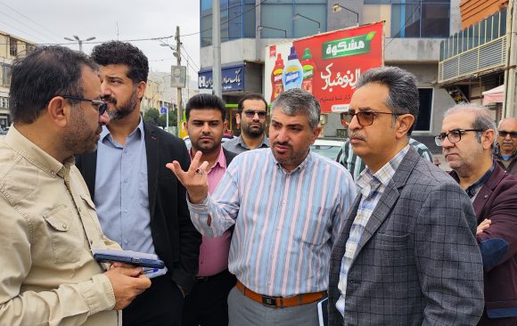 آماده سازی فضای شهری جهرم برای استقبال از عید نوروز  به گزارش روابط عمومی شورای اسلامی شهر جهرم، مهندس اوسط، شهردار جهرم از روند آماده سازی شهر برای استقبال از عید نوروز بازدید به عمل آوردند.  شهردار جهرم با اشاره به آمادگی کامل شهر برای عید نوروز افزودند: در راستای ارائه خدمات مطلوب به مسافران نوروزی و رفع مشکلات سطح شهر، هماهنگی های درون سازمانی شهرداری جهت اجرای خدمات به شهروندان و مسافران از ابتدای اسفند انجام شده است و اکنون با نزدیک شدن به روزهای پایانی سال و نزدیک شدن به سال جدید تمامی پرسنل شهرداری به بهسازی، نوسازی و زیباسازی شهر مشغول هستند.  مهندس اوسط تصریح کرد: در طی بازدیدهای میدانی موانع و مشکلات سطح شهر را شناسایی و در کمترین زمان برطرف خواهیم کرد.  وی با تاکید به اینکه فعالیت‌های خدماتی در تمامی محلات از مدت ها پیش آغاز شده بیان کرد: این خدمات و بازدید های میدانی در طول تعطیلات نوروز نیز ادامه خواهد داشت.  گفتنی است در این بازدید، مهندس مبشر رئیس سازمان سیما، منظر و فضای سبز شهری، مهندس اکوان معاونت خدمات شهری شهرداری جهرم و جمعی از کارکنان و پیمانکاران مربوطه، شهردار جهرم را همراهی کردند.